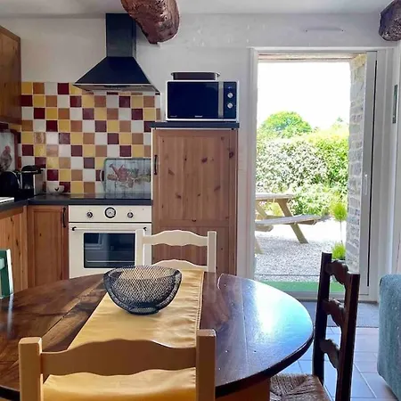 Maison En Pierre A La Campagne Pres De Champrepus Дом отдыха